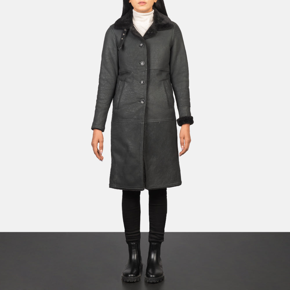 Women's Alina Shearling Svart Leather Coat för Dam - Lateral Side Profile View Showing Sleeve Cut &amp; Athletic Taper Fit