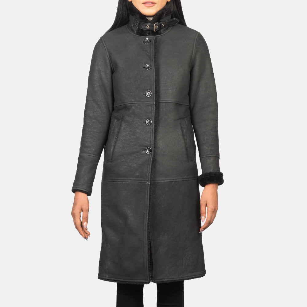 Close-Up Detail of Buckled Collar &amp; Button Hardware on Women's Alina Shearling Svart Leather Coat för Dam