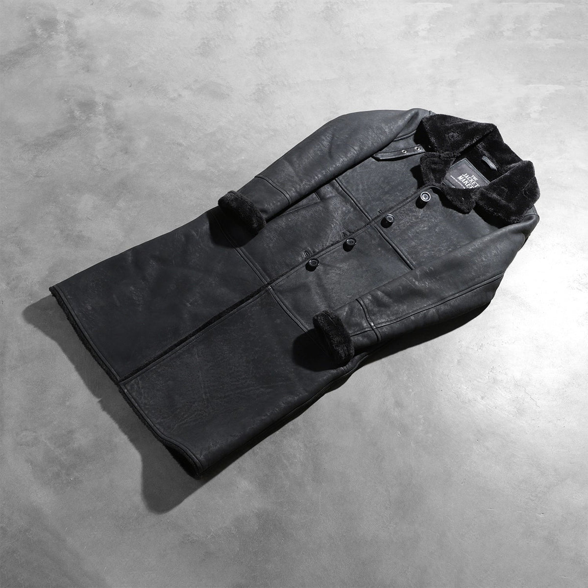 Styled Fit Perspective of Women's Alina Shearling Svart Leather Coat för Dam on Model - Natural Daylight Drape