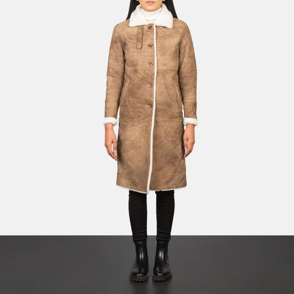Women's Alina Shearling Brun Leather Coat för Dam - Lateral Side Profile View Showing Sleeve Cut &amp; Athletic Taper Fit