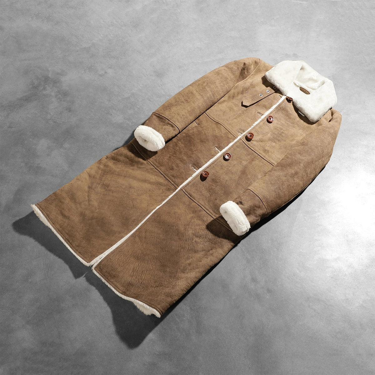 Styled Fit Perspective of Women's Alina Shearling Brun Leather Coat för Dam on Model - Natural Daylight Drape