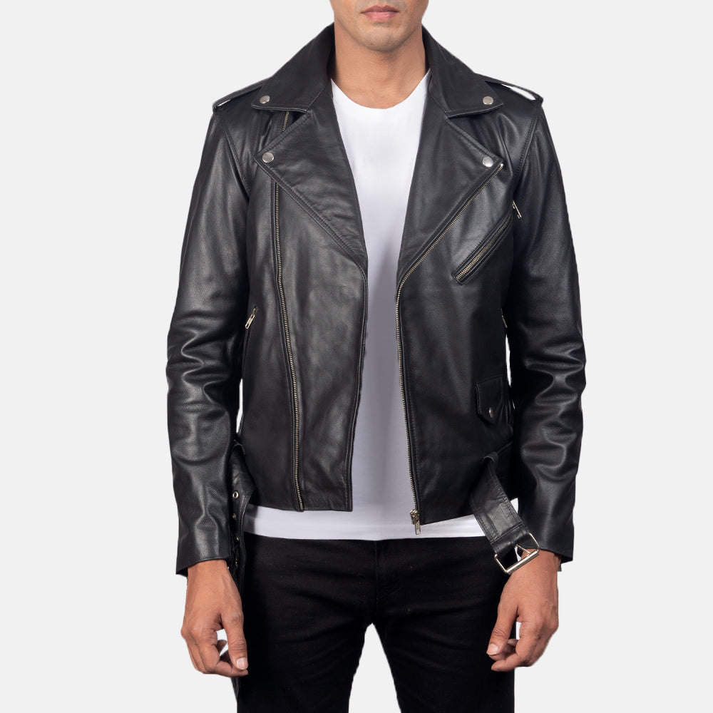 
Allaric Alley Black Leather Biker Jacket in Black Cowhide Leather - Framifrån med skräddarsydd silhuett | Handla online