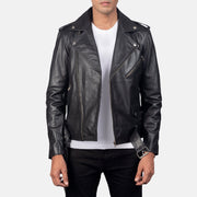
Allaric Alley Black Leather Biker Jacket in Black Cowhide Leather - Framifrån med skräddarsydd silhuett | Handla online
