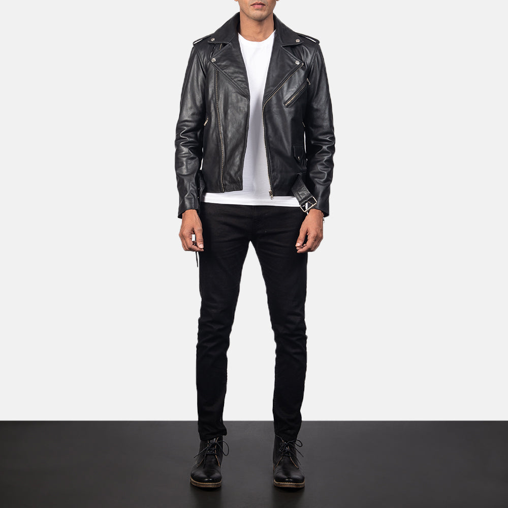 
Allaric Alley Black Leather Biker Jacket - Sidoprofil som visar ärmskärning