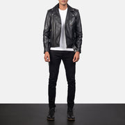 
Allaric Alley Black Leather Biker Jacket - Sidoprofil som visar ärmskärning