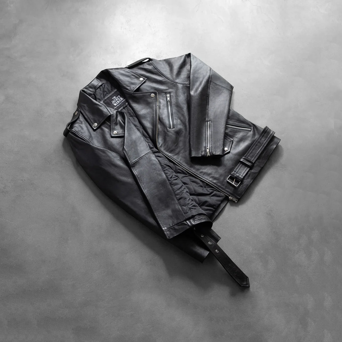 
Hantverksmässig fållkonstruktion på Allaric Alley Black Leather Biker Jacket