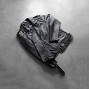 
Hantverksmässig fållkonstruktion på Allaric Alley Black Leather Biker Jacket