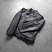 
Passformsperspektiv på  Allaric Alley Black Leather Biker Jacket på modell i naturligt dagsljus
