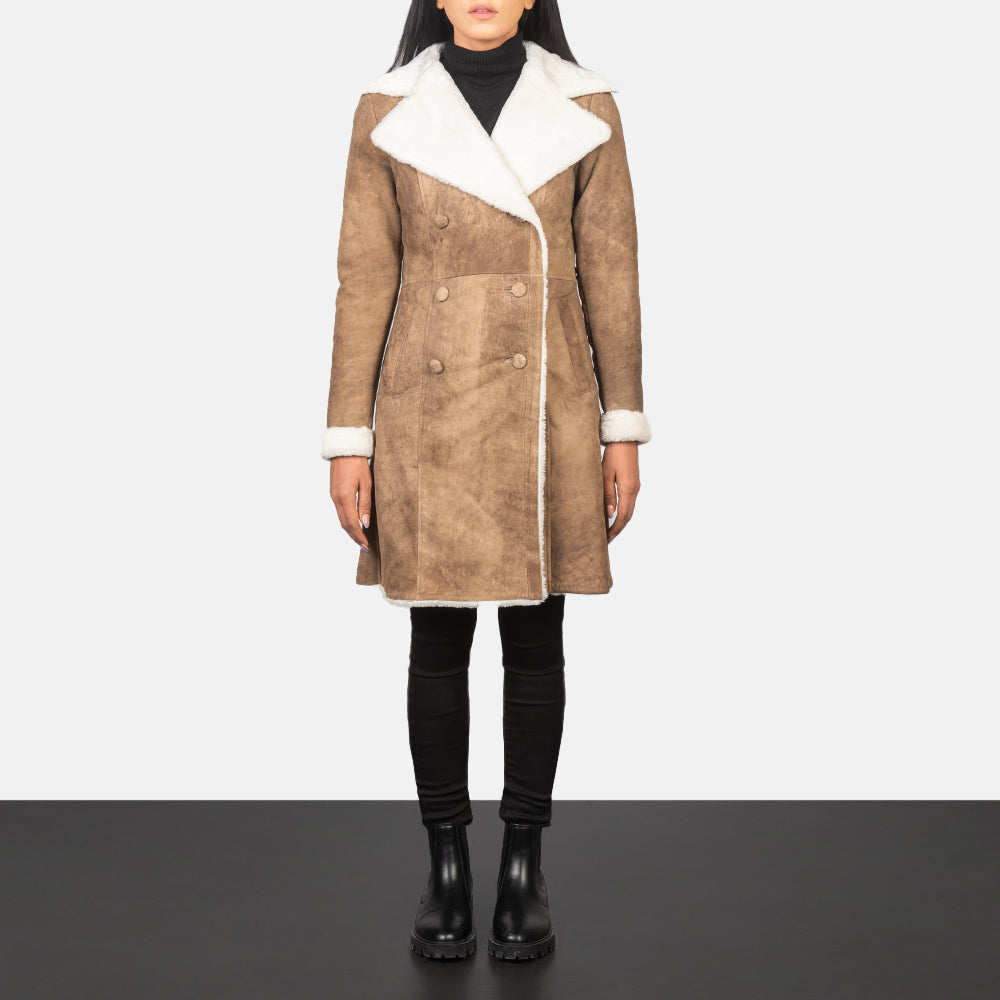 
Amie Distressed Brown Double Breasted Shearling Coat in Distressed Brown Sheepskin Snuffed - Framifrån med skräddarsydd silhuett | Handla online