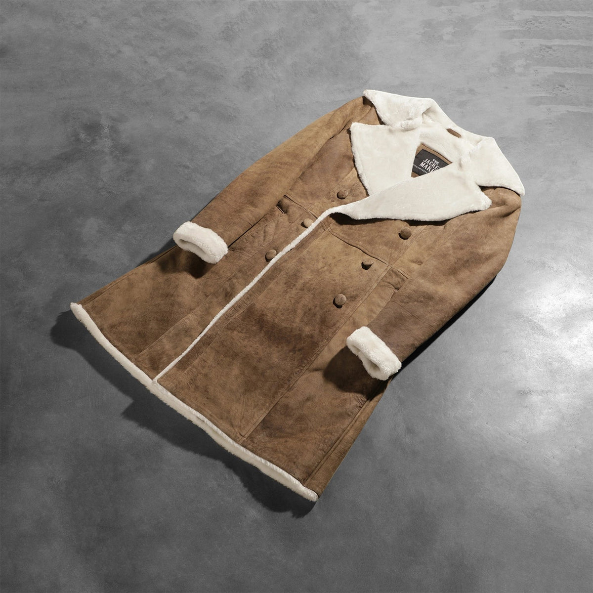 
Passformsperspektiv på  Amie Distressed Brown Double Breasted Shearling Coat på modell i naturligt dagsljus