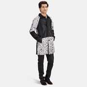 Men's Artistry Svart Dye Leather Coat för Herr - Lateral Side Profile View Showing Sleeve Cut &amp; Athletic Taper Fit