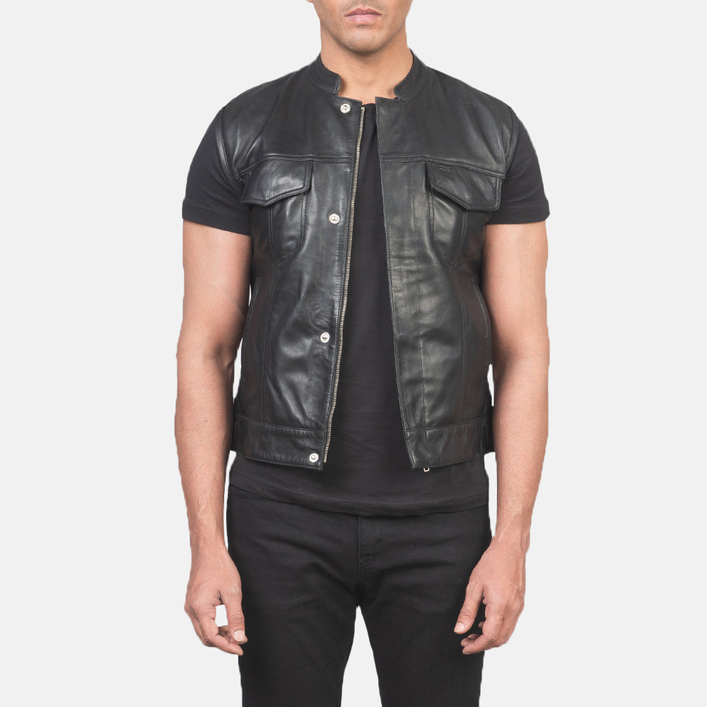
Atlas Moto Svart Läderväst för Herr in Black Sheepskin Leather - Framifrån med skräddarsydd silhuett | Handla online