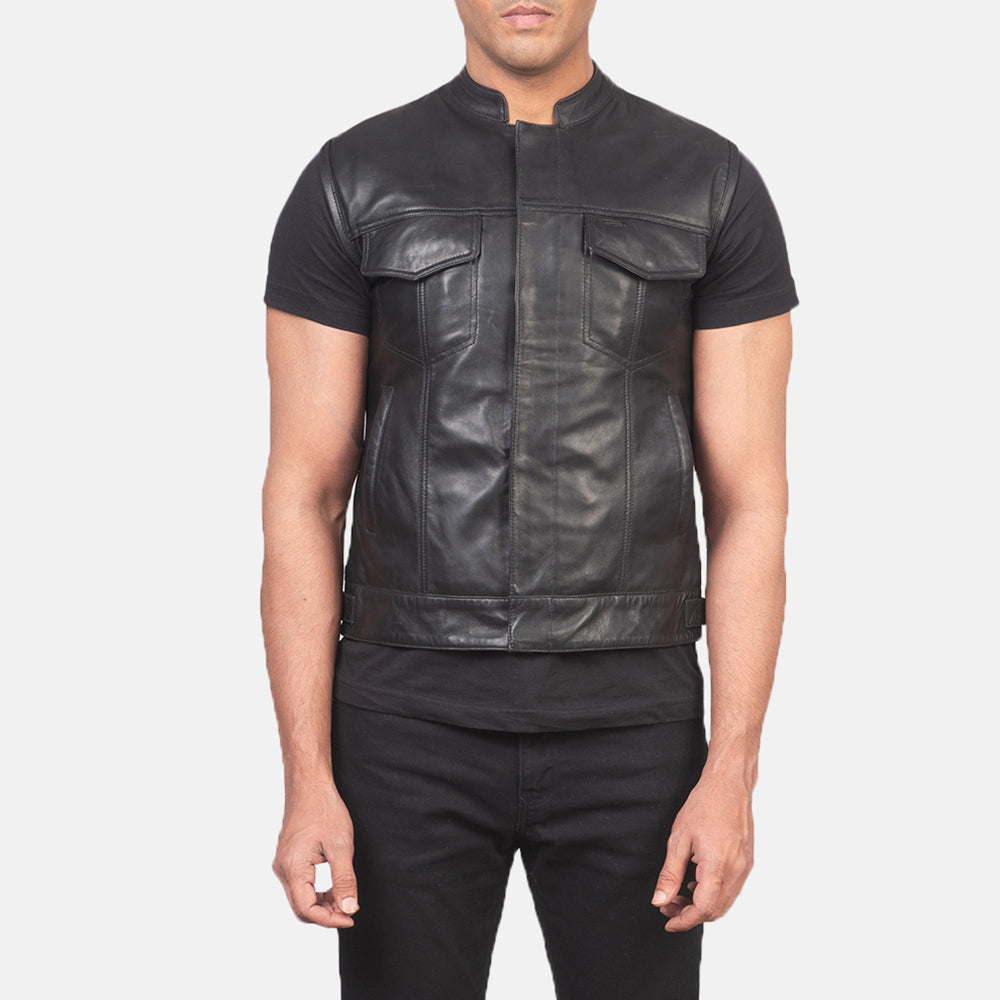 
Närbildsdetalj of Band & Zipper with Button Flap Hardware on Atlas Moto Svart Läderväst för Herr
