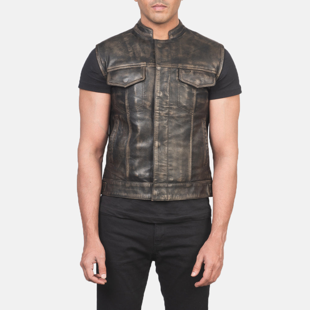 
Närbildsdetalj of Band & Zipper with Button Flap Hardware on Atlas Moto Distressed Brun Läderväst för Herr