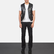 Men's Auden Svart Leather Vest för Herr - Lateral Side Profile View Showing Sleeve Cut &amp; Athletic Taper Fit