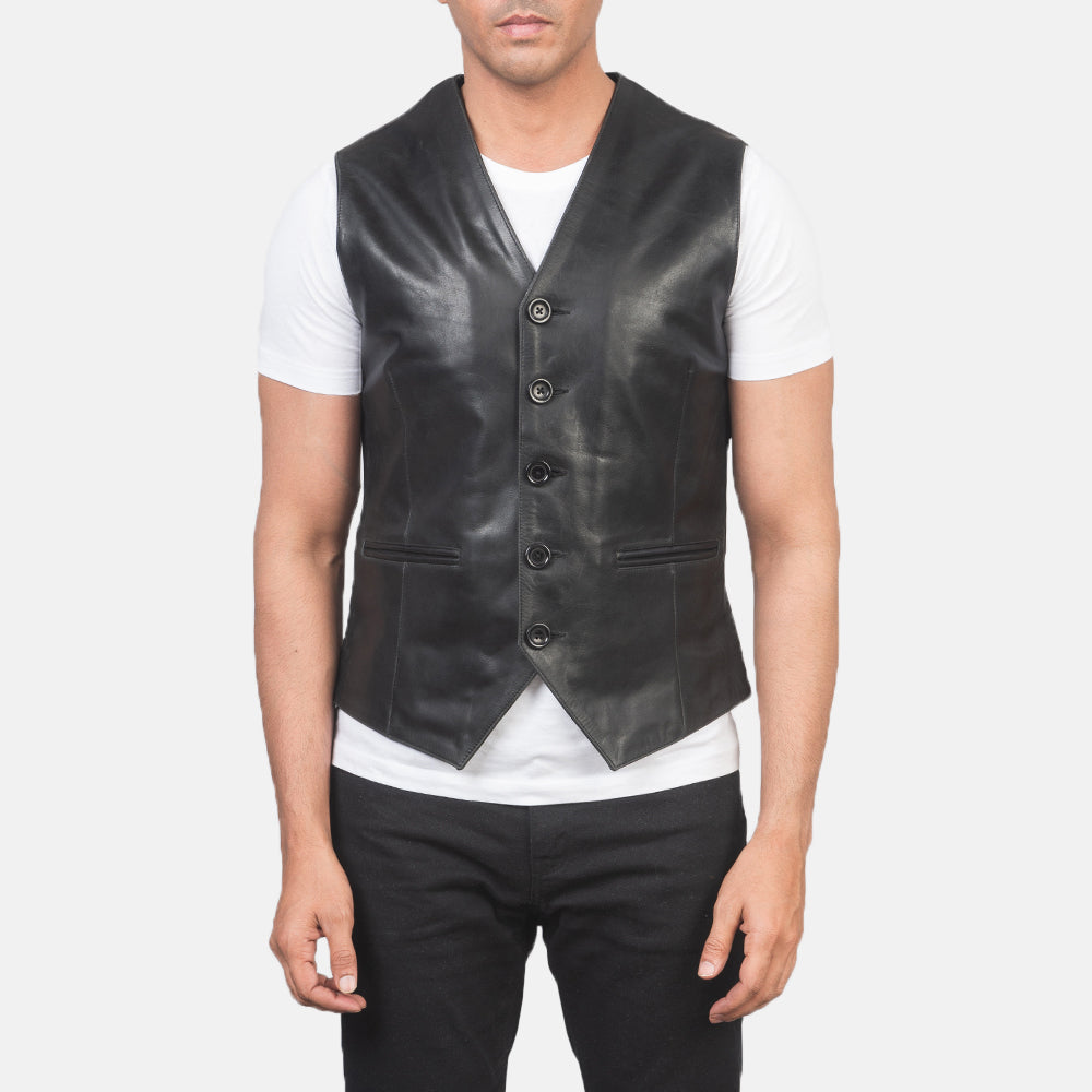 Close-Up Detail of Classic Collar &amp; 5 Button Hardware on Men's Auden Svart Leather Vest för Herr