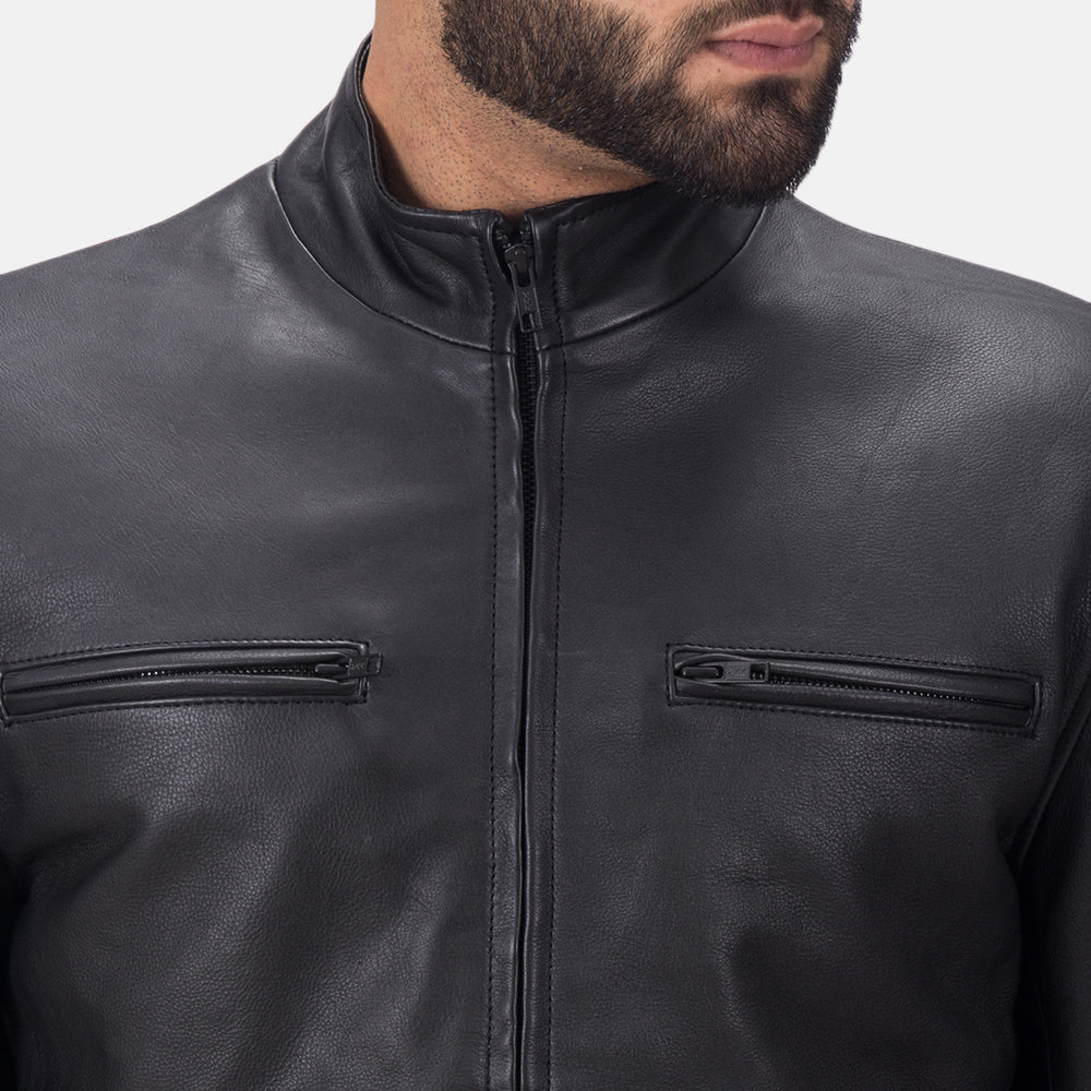 
Närbildsdetalj of High neck & Zipper Hardware on Austere Matte Svart Bikerjacka i Läder för Herr