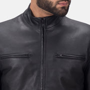 
Närbildsdetalj of High neck & Zipper Hardware on Austere Matte Svart Bikerjacka i Läder för Herr