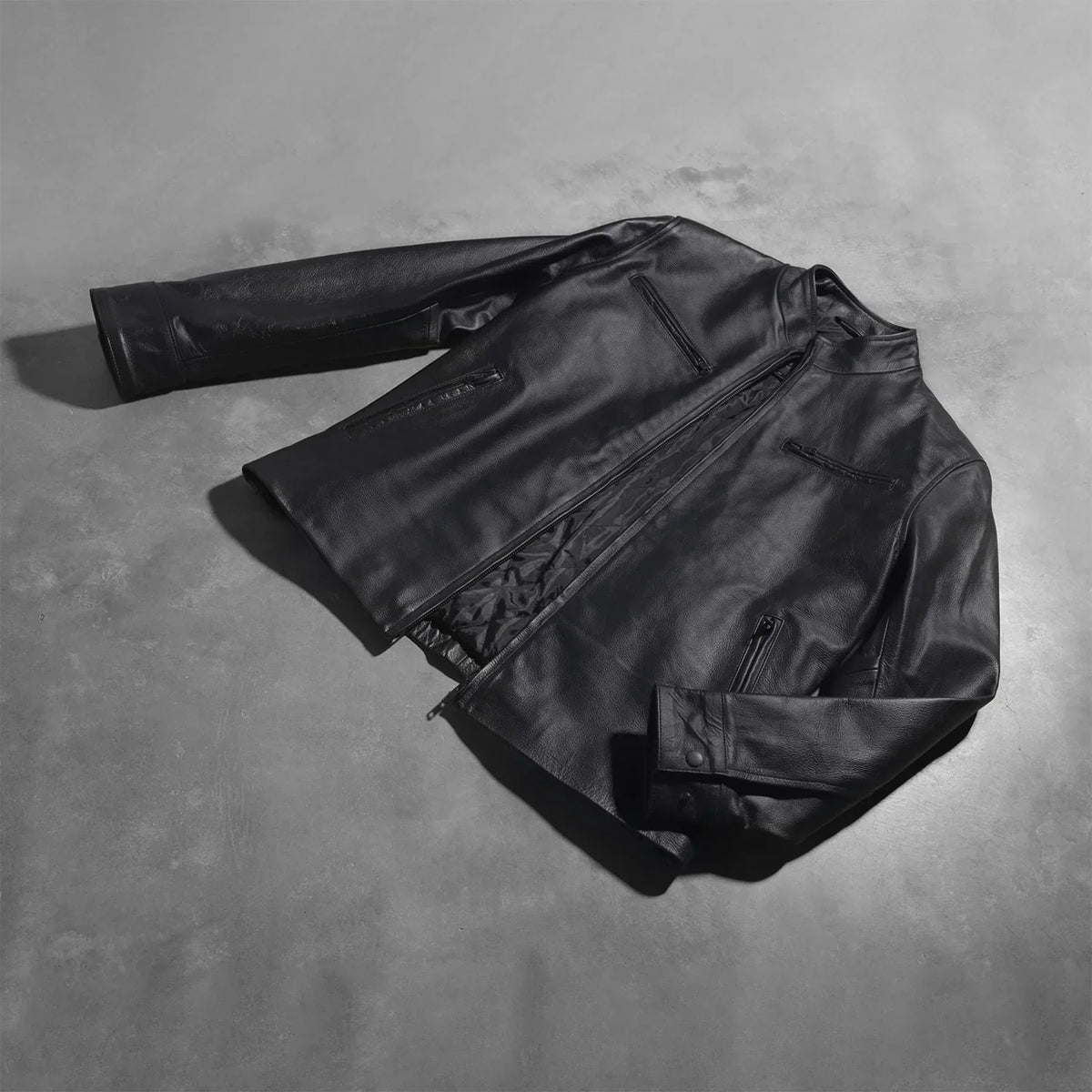 
Button & Hem Craftsmanship Construction Detail on Austere Matte Svart Bikerjacka i Läder för Herr
