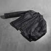 
Button & Hem Craftsmanship Construction Detail on Austere Matte Svart Bikerjacka i Läder för Herr
