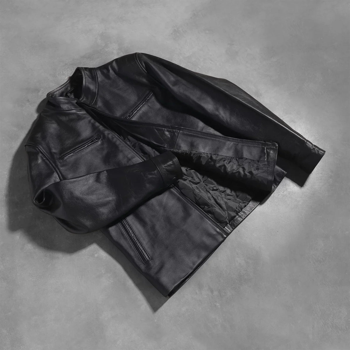 
Passformsperspektiv på  Austere Matte Svart Bikerjacka i Läder för Herr på modell i naturligt dagsljus