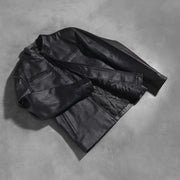 
Passformsperspektiv på  Austere Matte Svart Bikerjacka i Läder för Herr på modell i naturligt dagsljus