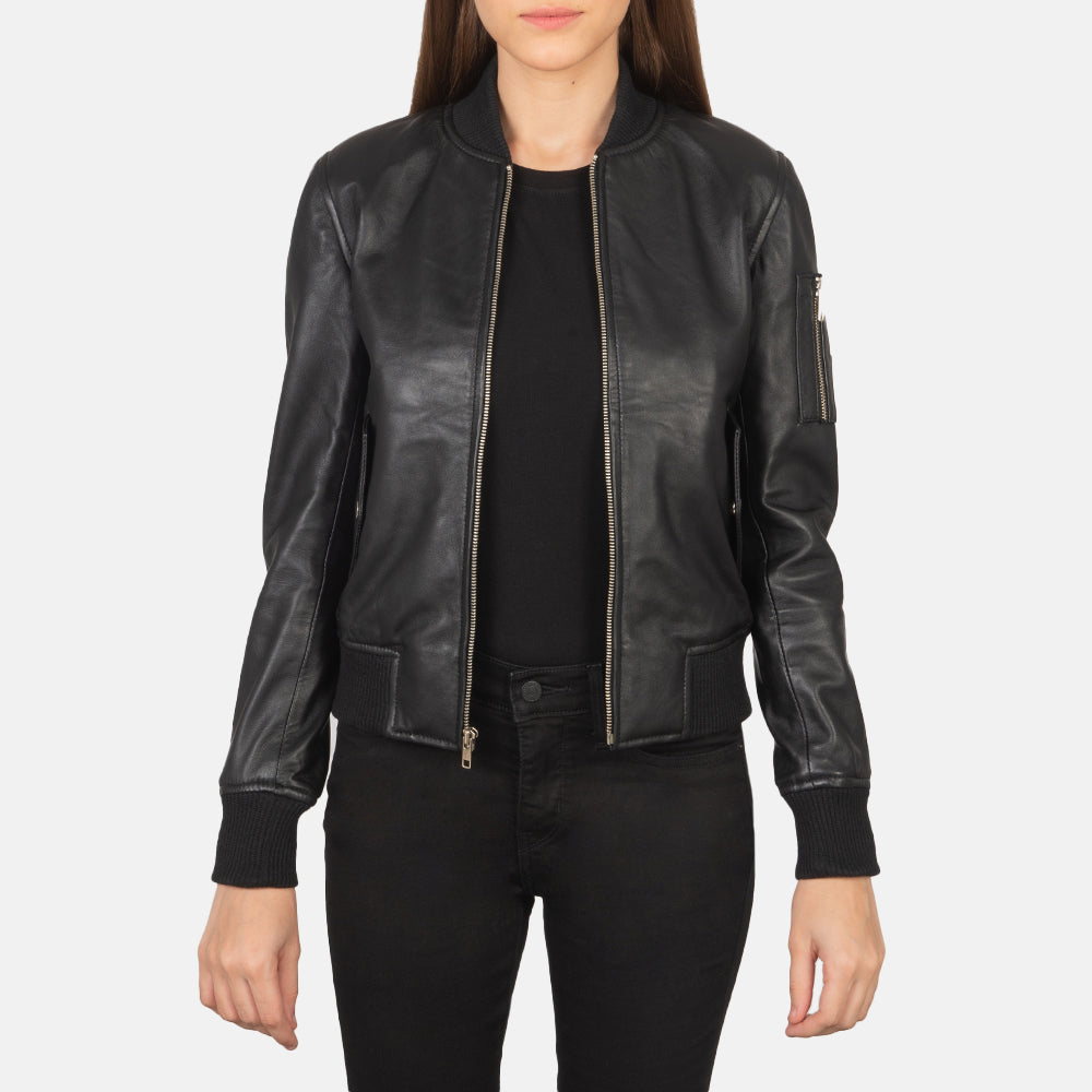 
Ava Ma-1 Black Leather Bomber Jacket in Black Sheepskin Leather - Framifrån med skräddarsydd silhuett | Handla online