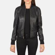 
Ava Ma-1 Black Leather Bomber Jacket in Black Sheepskin Leather - Framifrån med skräddarsydd silhuett | Handla online