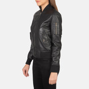 
Black Sheepskin Leather Bomber Jacket - Bakifrån med perfekt axelpassform och ren fåll