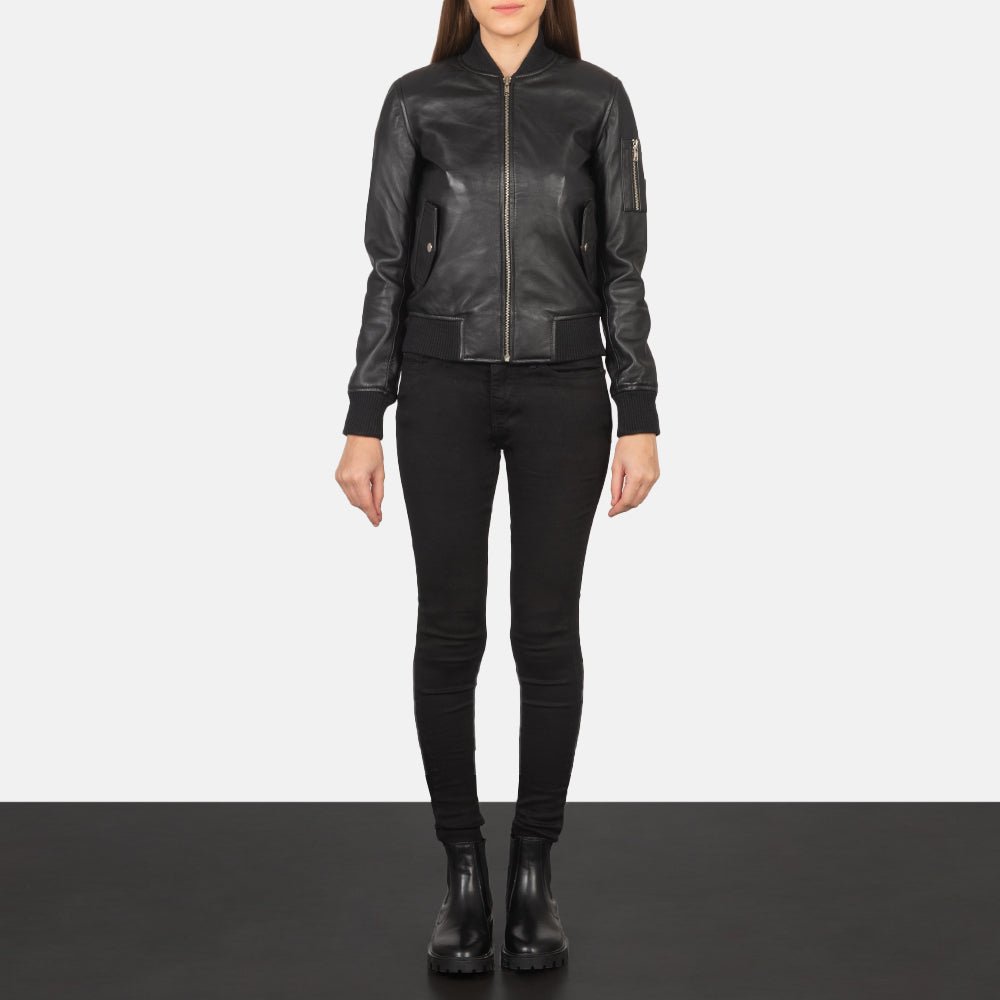 
Ava Ma-1 Black Leather Bomber Jacket - Sidoprofil som visar ärmskärning