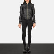 
Ava Ma-1 Black Leather Bomber Jacket - Sidoprofil som visar ärmskärning