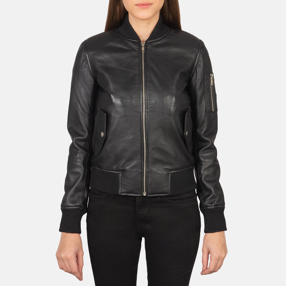 
Närbildsdetalj of Rib Knit & Zipper Hardware on Ava Ma-1 Black Leather Bomber Jacket