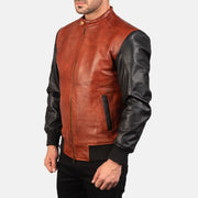 
Passformsperspektiv på  Avan Black Leather Bomber Jacket på modell i naturligt dagsljus