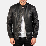 
Avan Black Leather Bomber Jacket in Black Cowhide (Torso) &Amp; Goatskin (Sleeves) Leather - Framifrån med skräddarsydd silhuett | Handla online