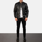 
Avan Black Leather Bomber Jacket - Sidoprofil som visar ärmskärning