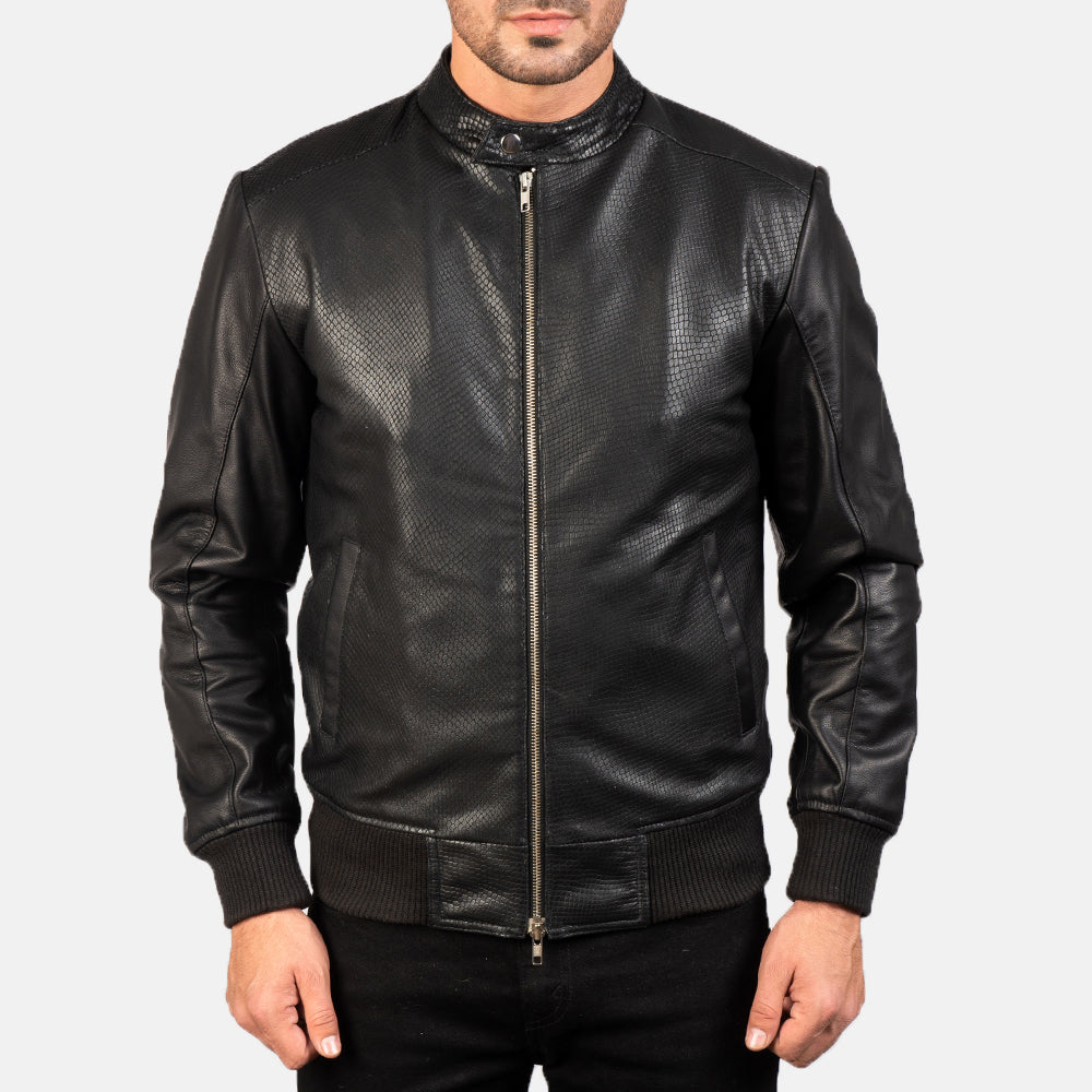 
Närbildsdetalj of Band with Snap Button & Zipper with Dual Puller Hardware on Avan Black Leather Bomber Jacket