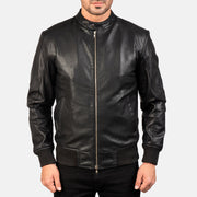 
Närbildsdetalj of Band with Snap Button & Zipper with Dual Puller Hardware on Avan Black Leather Bomber Jacket