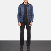 Close-Up Detail of Belted Band &amp; Button Hardware on Men's Barry Quilted Blue Windbreaker Läderjacka för Herr