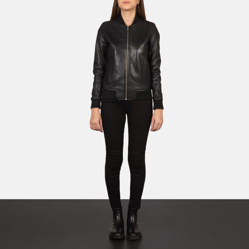 Women's Bliss Svart Bomberjacka i Läder för Dam - Lateral Side Profile View Showing Sleeve Cut &amp; Athletic Taper Fit