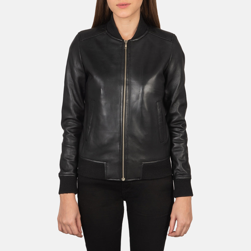 Close-Up Detail of Varsity - Rib Knit &amp; Zipper with Wind Flap Hardware on Women's Bliss Svart Bomberjacka i Läder för Dam