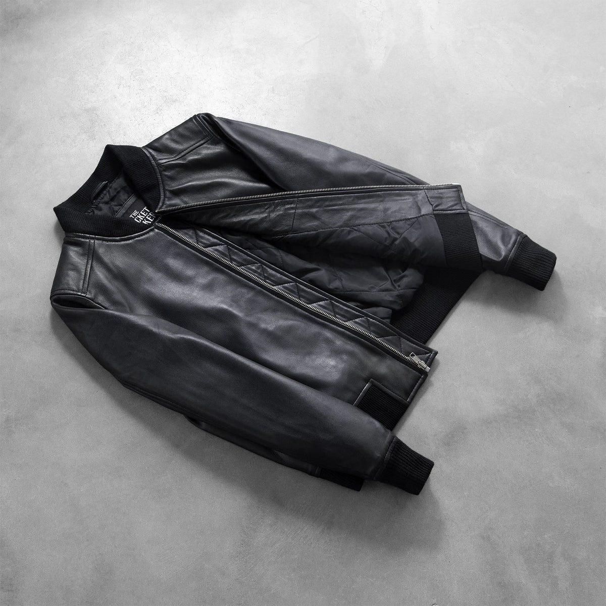 Styled Fit Perspective of Women's Bliss Svart Bomberjacka i Läder för Dam on Model - Natural Daylight Drape