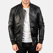 
Bomia Ma-1 Black Leather Bomber Jacket in Black Sheepskin Leather - Framifrån med skräddarsydd silhuett | Handla online