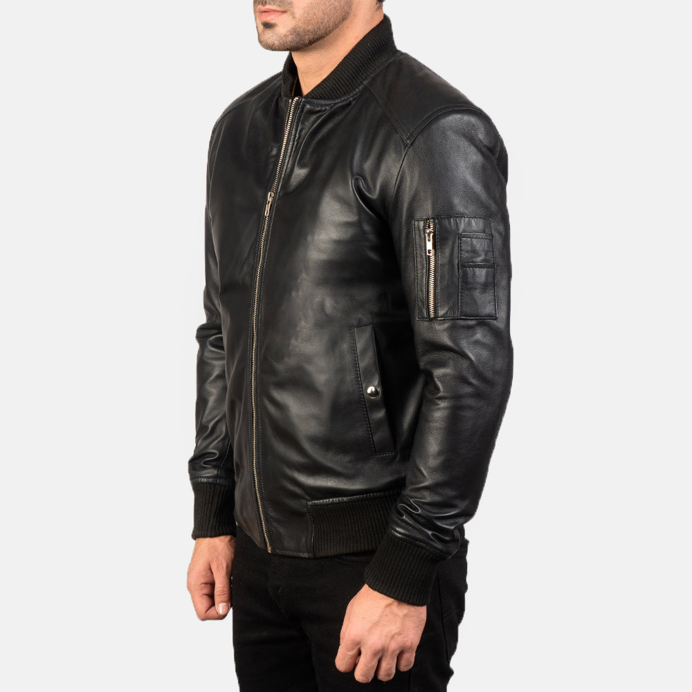 
Black Sheepskin Leather Bomber Jacket - Bakifrån med perfekt axelpassform och ren fåll