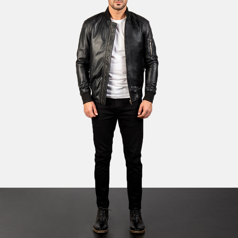 
Bomia Ma-1 Black Leather Bomber Jacket - Sidoprofil som visar ärmskärning