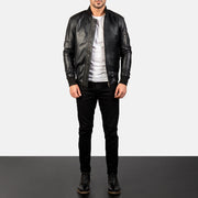 
Bomia Ma-1 Black Leather Bomber Jacket - Sidoprofil som visar ärmskärning