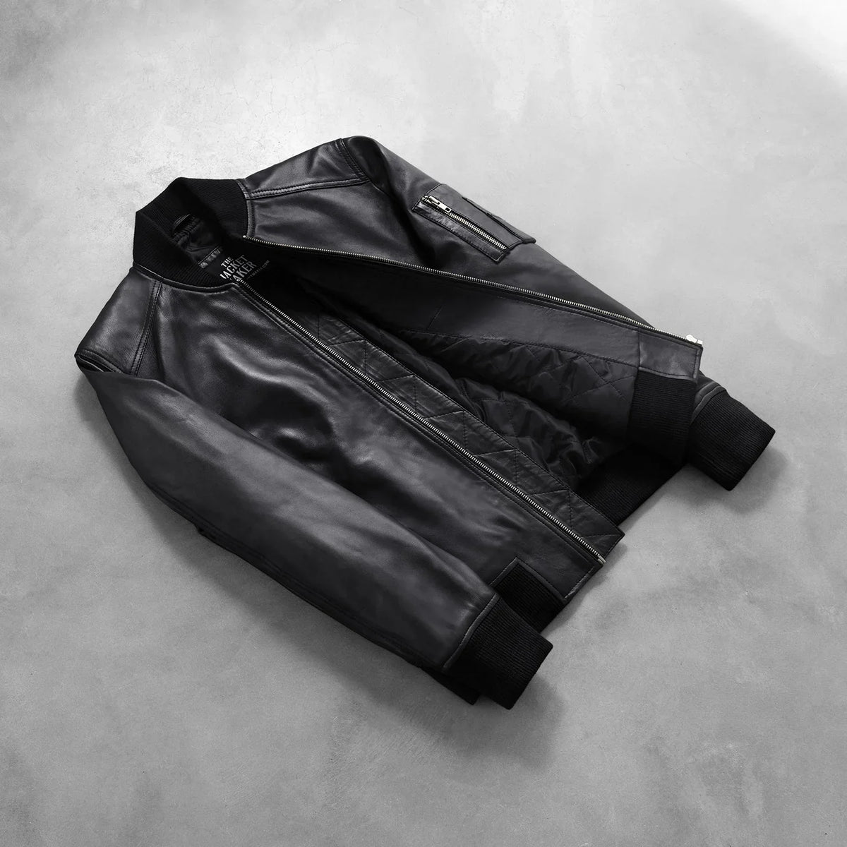 
Passformsperspektiv på  Bomia Ma-1 Black Leather Bomber Jacket på modell i naturligt dagsljus