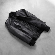 
Passformsperspektiv på  Bomia Ma-1 Black Leather Bomber Jacket på modell i naturligt dagsljus