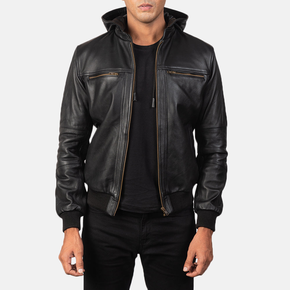 
Bouncer Biz Black Leather Hooded Bomber Jacket in Black Cowhide Leather - Framifrån med skräddarsydd silhuett | Handla online