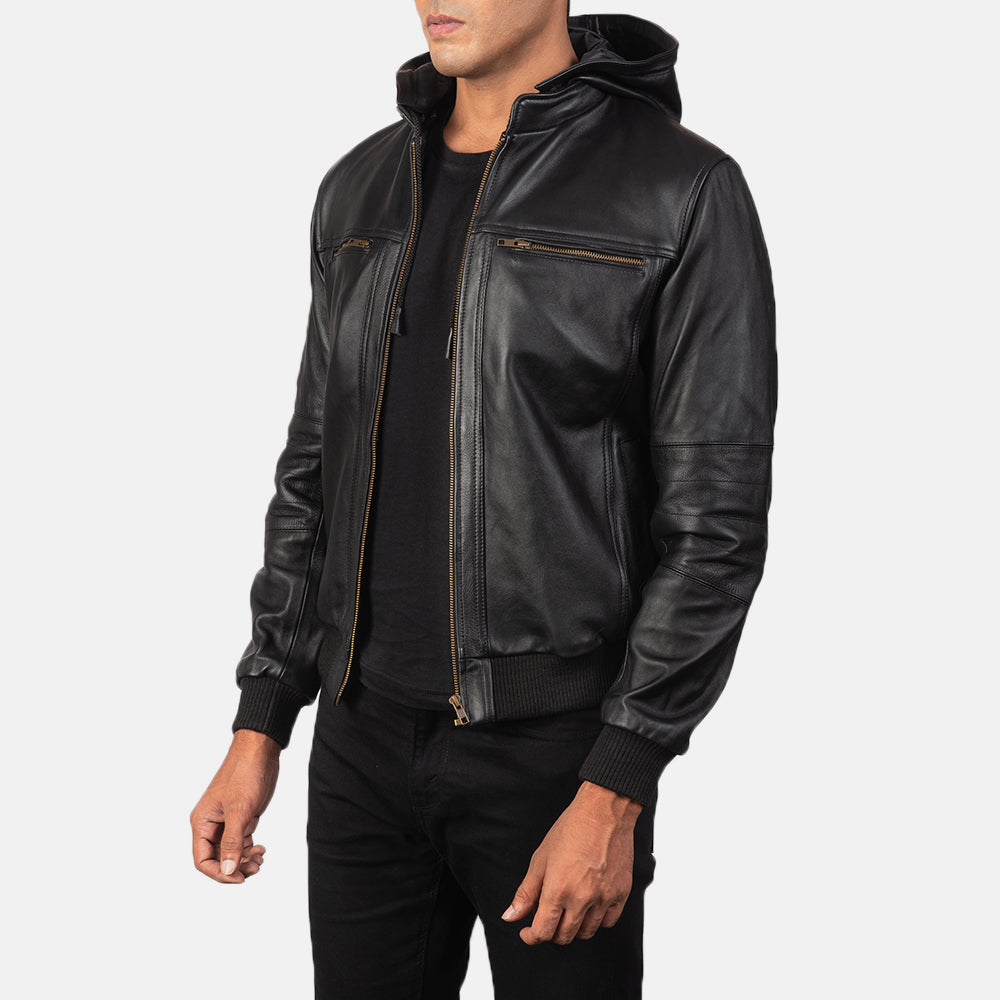 
Black Cowhide Leather Bomber Jacket - Bakifrån med perfekt axelpassform och ren fåll