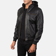 
Black Cowhide Leather Bomber Jacket - Bakifrån med perfekt axelpassform och ren fåll